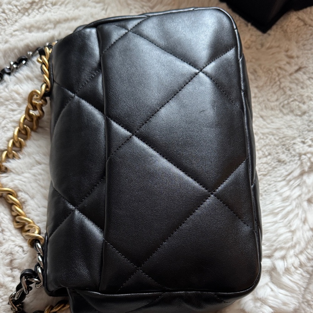 Chic Black Quilted Leather Bag - Picture 4 of 13